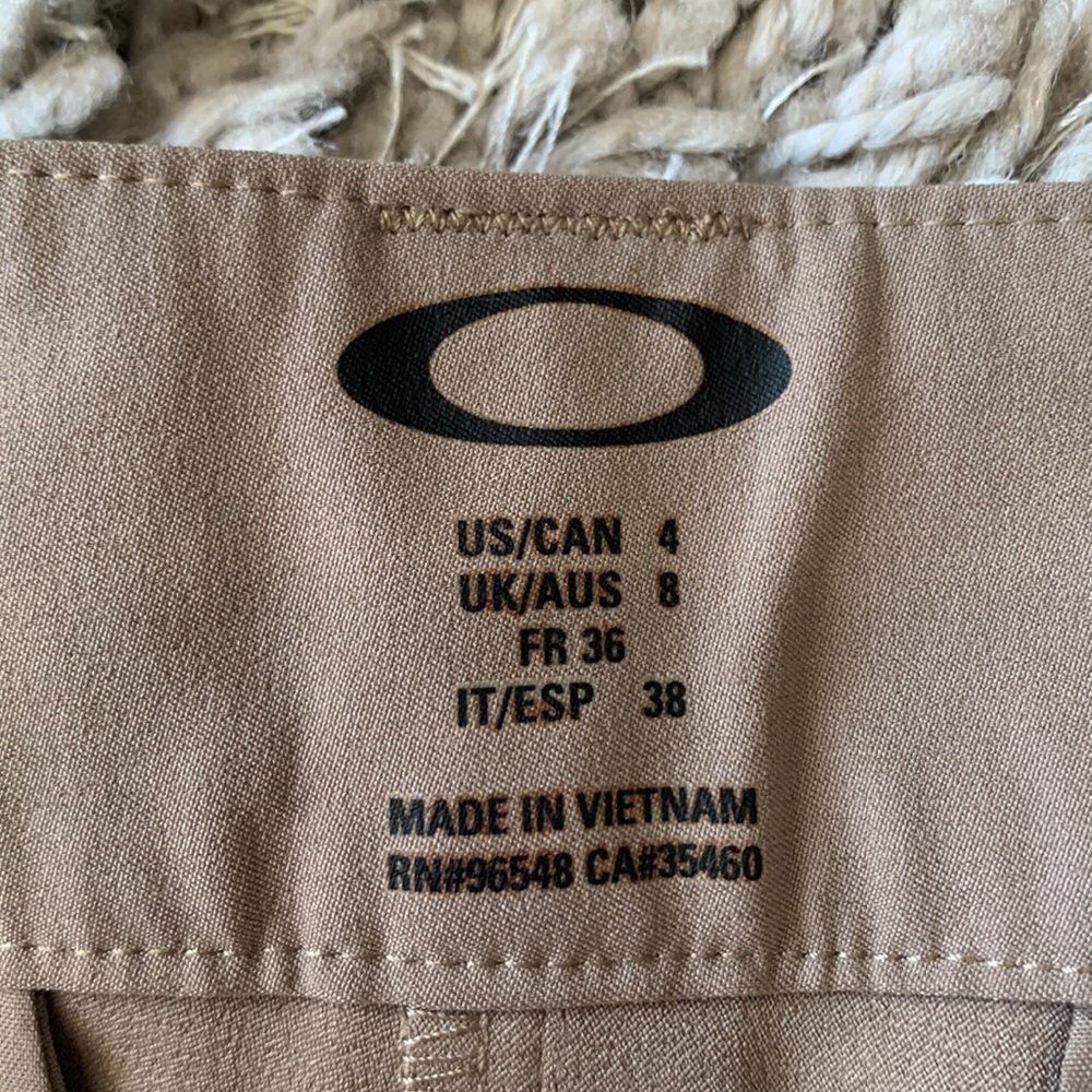 OAKLEY Golf Shorts Tan - Picture 6 of 8